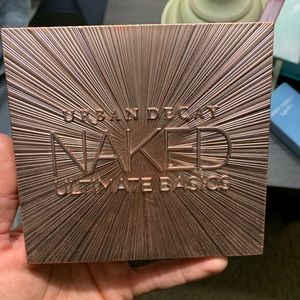 NAKED ULTIMATE BASICS
Eyeshadow Palette
